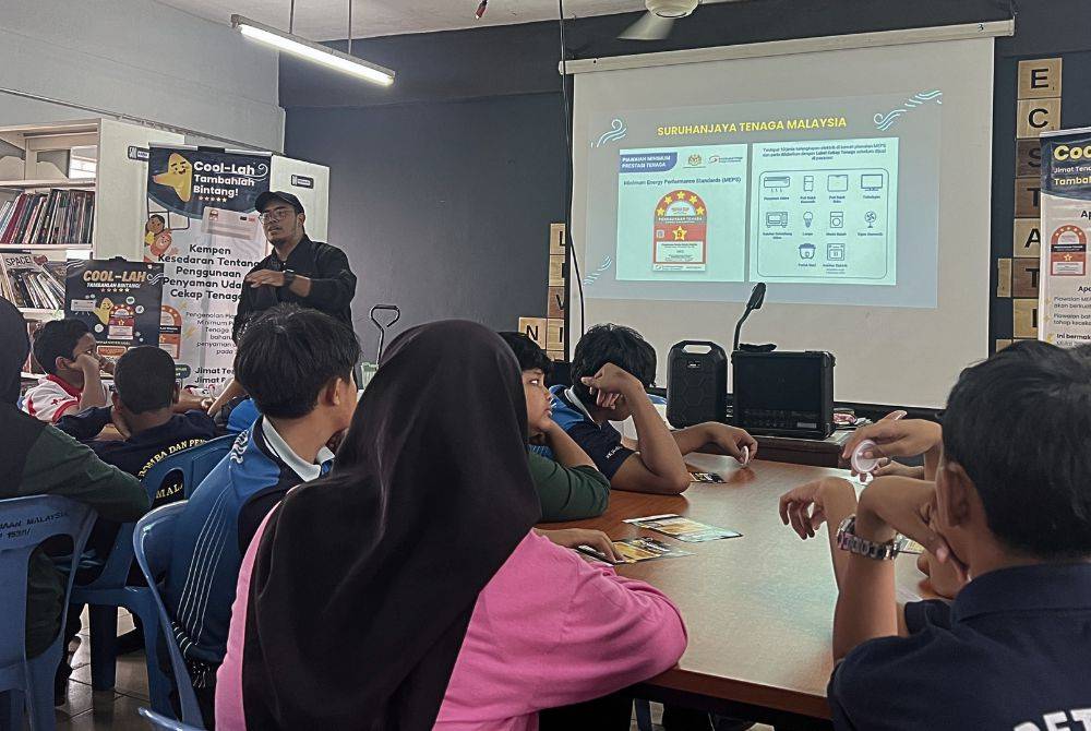 Sesi pendidikan bersama pelajar sekolah melalui program 'Cool Lah - Tambahlah Bintang!', yang bertujuan memupuk kesedaran dan amalan kecekapan tenaga sejak usia muda dalam menyokong kelestarian alam sekitar.