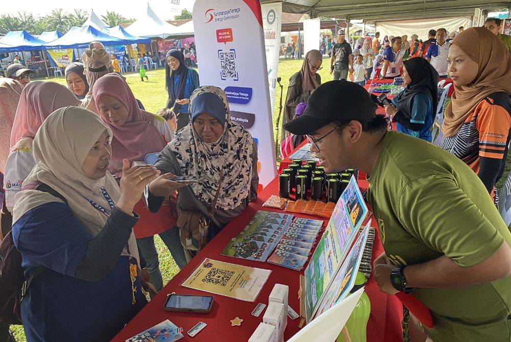 Interaksi bersama komuniti setempat dalam jerayawara 'Cool Lah - Tambahlah Bintang!', yang menekankan kepentingan amalan penggunaan tenaga secara bijak serta meningkatkan kesedaran pengguna terhadap kecekapan tenaga dalam kehidupan harian.