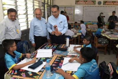 Mohamad Dziauddin (kanan) melawat SK Sungai Gelugor bagi meninjau langkah proaktif dengan memperkukuhkan persediaan sekolah dalam menghadapi gelombang cuaca panas ketika ini. 