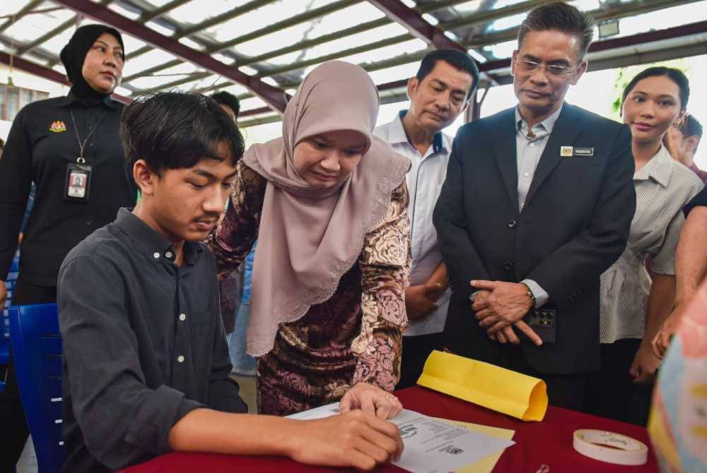 Fadhlina beramah mesra bersama penerima keputusan SPM ketika mengadakan lawatan pada Majlis Pengumuman Keputusan SPM di Sekolah Menengah Kebangsaan Tinggi Kajang.