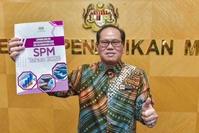 Mohd Azam menunjukkan Laporan Analisis Keputusan Peperiksaan SPM 2025 dalam sidang media pada Selasa.
