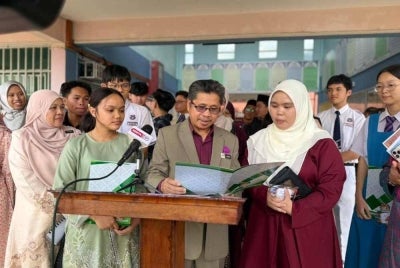 Raisin ketika mengumumkan keputusan SPM 2025 bagi negeri Sabah di SMKA Mohamad Ali, Ranau.