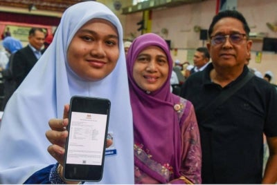Nur Syahirah Syazwani membuktikan kekangan yang dihadapi bukan penghalang untuk berjaya apabila meraih keputusan cemerlang 10A dalam peperiksaan SPM.