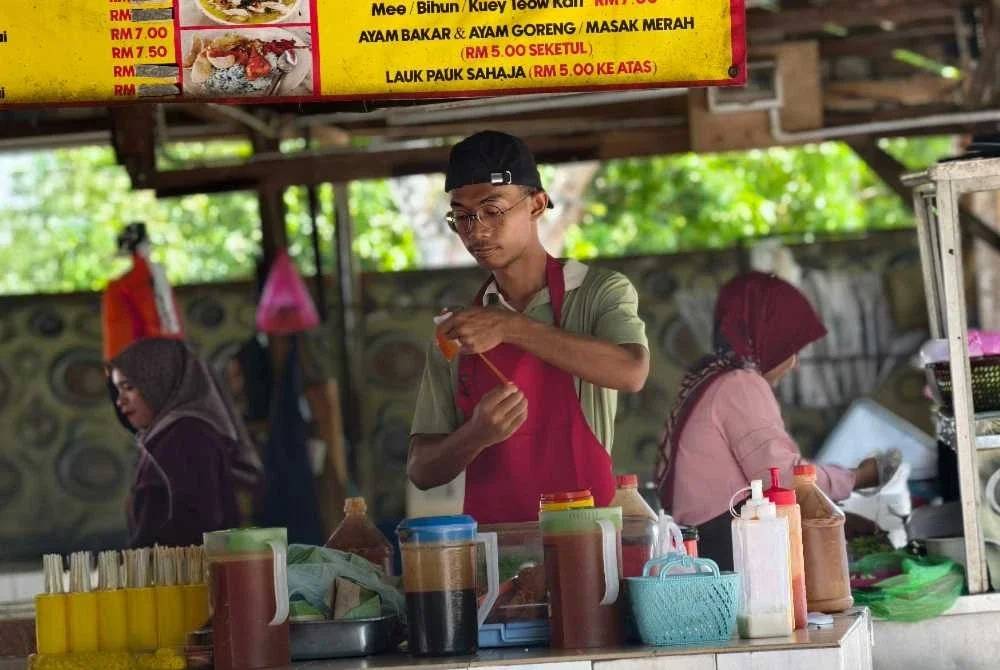 Fakhrul Iman membantu ibu bapanya berniaga pisang goreng dan laksa. 