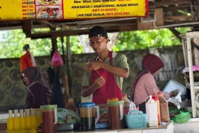 Fakhrul Iman membantu ibu bapanya berniaga pisang goreng dan laksa. 
