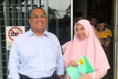 Sanusi bersama Nur Hana semasa mengambil keputusan SPM di Maktab Mahmud Padang Terap pada Selasa.