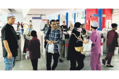 Murid Sekolah Integrasi Rendah JAWI (SIRAJ) Al-Alusi berpeluang agih bubur lambuk kepada orang awam di Transit Aliran Ringan (LRT) berdekatan sekolah pada akhir Ramadan lalu.