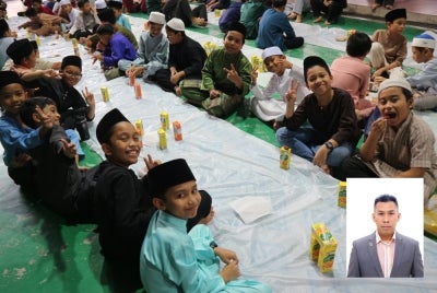 Murid-murid SIRAJ Al-Alusi berbuka puasa sama-sama selepas mengagihkan bubur lambuk kepada komuniti. Gambar kecil: Muhammad Noor Hafiz