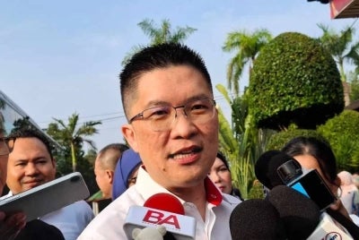 Kah Woh bercakap kepada pemberita pada Isnin.