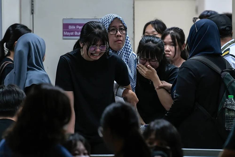Suasana pilu menyelubungi perkarangan Jabatan Perubatan Forensik Hospital Sultanah Bahiyah semalam apabila rakan-rakan mangsa lemas ketika berkayak di Pantai Merdeka, hadir memberikan penghormatan terakhir kepada mendiang. 