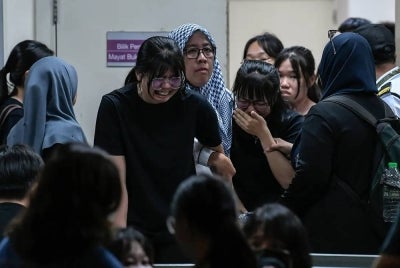 Suasana pilu menyelubungi perkarangan Jabatan Perubatan Forensik Hospital Sultanah Bahiyah semalam apabila rakan-rakan mangsa lemas ketika berkayak di Pantai Merdeka, hadir memberikan penghormatan terakhir kepada mendiang. 
