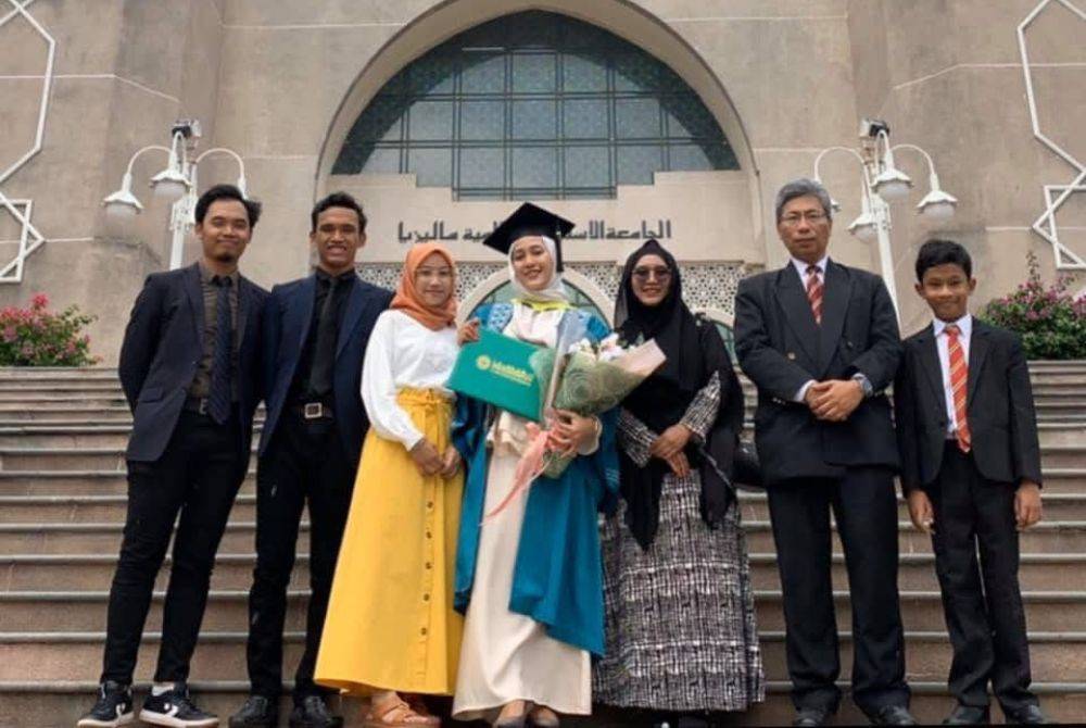 Daniel (kanan) bersama ahli keluarganya yang sentiasa menjadi tulang belakang dan memberi sokongan serta dorongan sepanjang perjalanan pembelajarannya. 