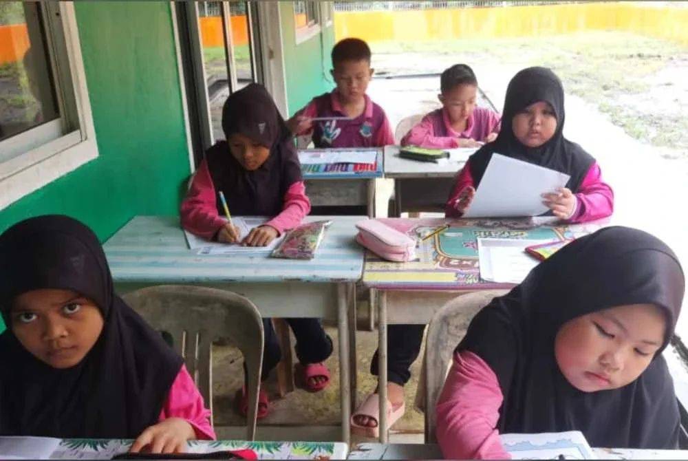 Murid juga belajar di kaki lima masjid sebagai kelas sementara.