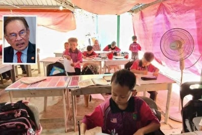 Anwar (gambar kecil) mengarahkan tindakan segera diambil bagi menangani isu prasarana daif di SK Balaban Jaya. 