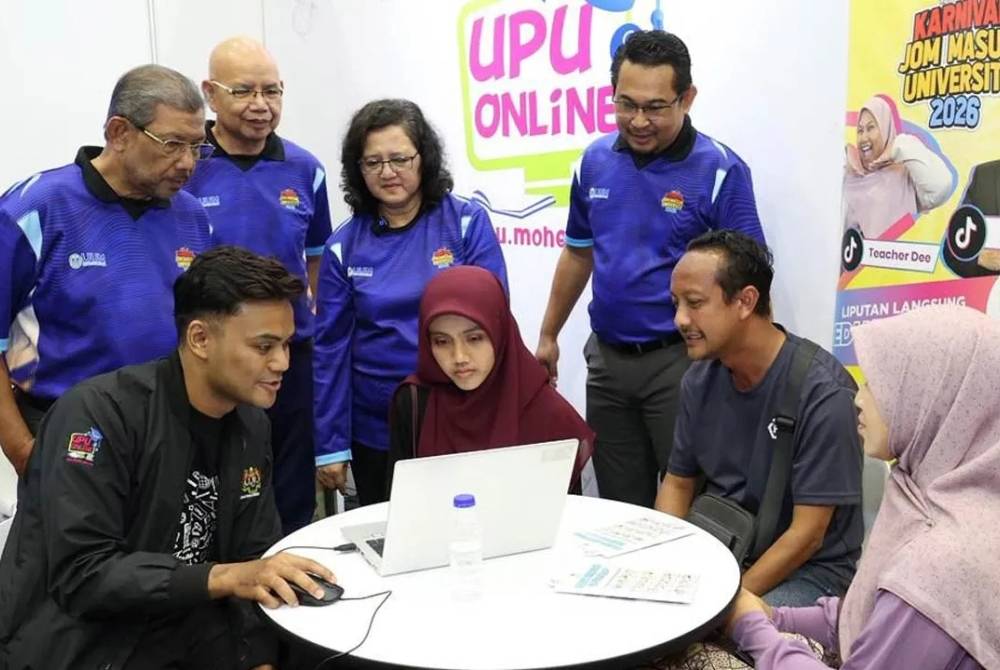Dr Azlinda, Pengerusi LPU UUM, Tan Sri Dr Mazlan Yusuf dan Dr Ahmad Martadha menyaksikan pelajar dan ibu bapa mendapatkan khidmat nasihat permohonan melalui UPUOnline.