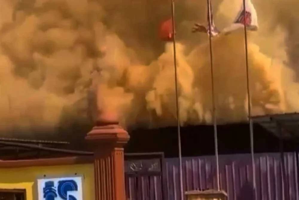 Blok akademik, bilik penyelia serta asrama pelajar lelaki SMU (A) Darul Ulum Al-Muhammadiah musnah dalam kebakaran pada Ahad. Foto: Viral