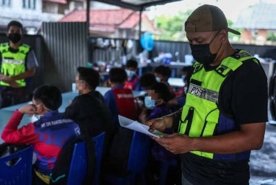 Kumpulan pelajar itu dibawa ke Komtek Taman Bakti untuk tujuan dokumentasi dan tindakan lanjut.