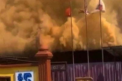 Blok akademik, bilik penyelia serta asrama pelajar lelaki SMU (A) Darul Ulum Al-Muhammadiah musnah dalam kebakaran pada Ahad. Foto: Viral