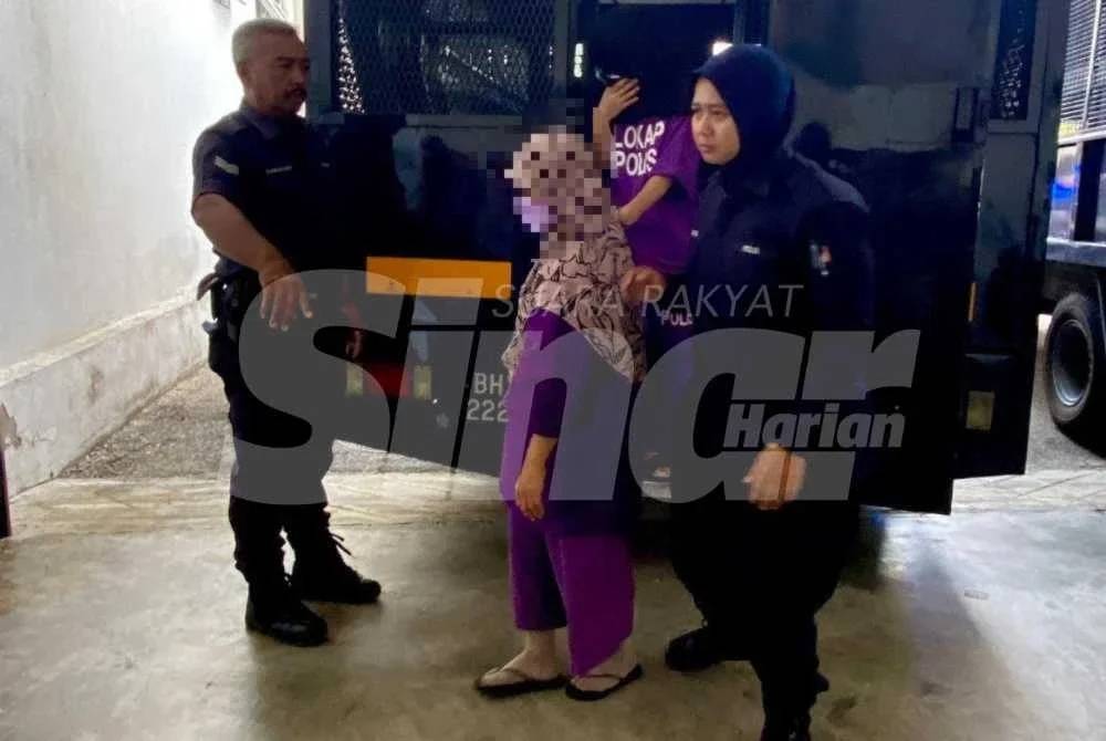 Guru yang dipercayai melanggar seorang pelajar Tingkatan Satu sehingga maut di hadapan surau SMK Tanjong Mas tiba di mahkamah untuk mendapatkan perintah tahanan reman pada pagi Isnin.