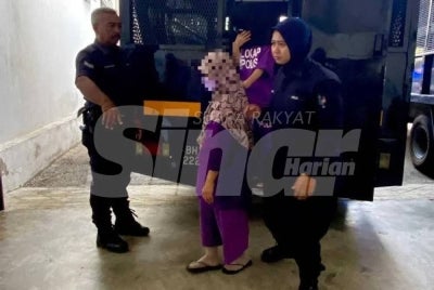 Guru yang dipercayai melanggar seorang pelajar Tingkatan Satu sehingga maut di hadapan surau SMK Tanjong Mas tiba di mahkamah untuk mendapatkan perintah tahanan reman pada pagi Isnin.