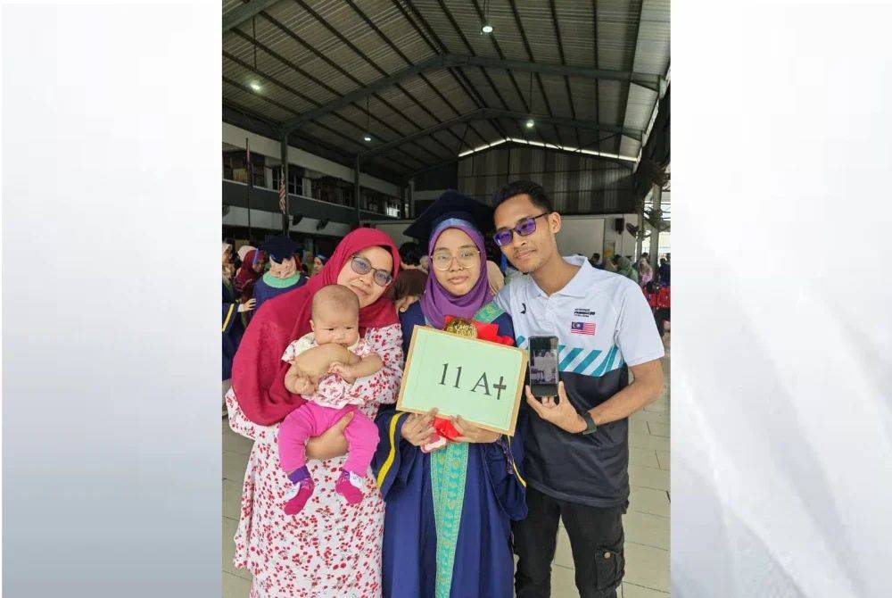 Kejayaan 11A+ SPM yang diraih Qatrunnada Thaqifah (tengah) didedikasikan khas buat abang dan kakak yang mengambil alih tanggungjawab selepas pemergian ibu bapa mereka.