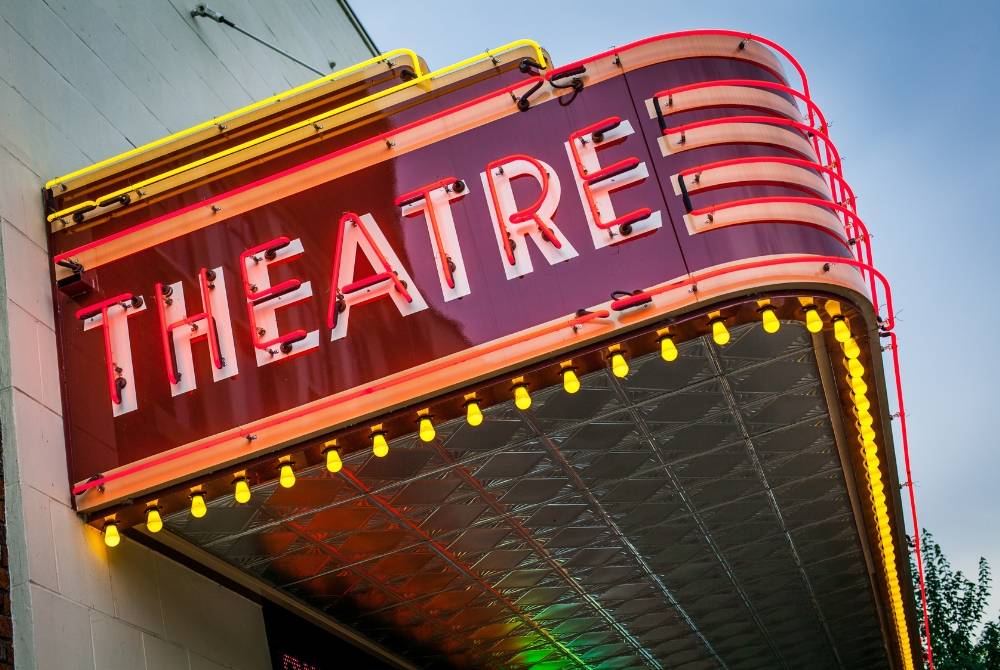 Teater merupakan satu bentuk seni persembahan secara langsung yang menggabungkan lakonan, dialog, gerak tubuh dan emosi bagi menyampaikan sesuatu cerita kepada penonton. Foto: Canva