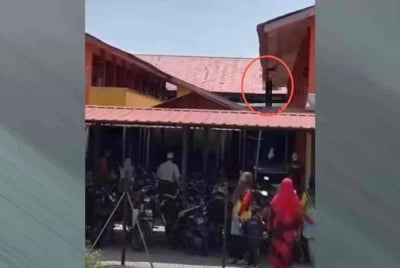 Pelajar perempuan tersebut dipercayai mengalami gangguan histeria dengan bertindak berdiri di koridor tingkat satu bangunan sekolah pada Rabu.
