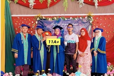 Qatrunnada Thaqifah (empat dari kanan) menerima keputusan peperiksaan SPM di SMA (Arab) An-Nur baru-baru ini. 