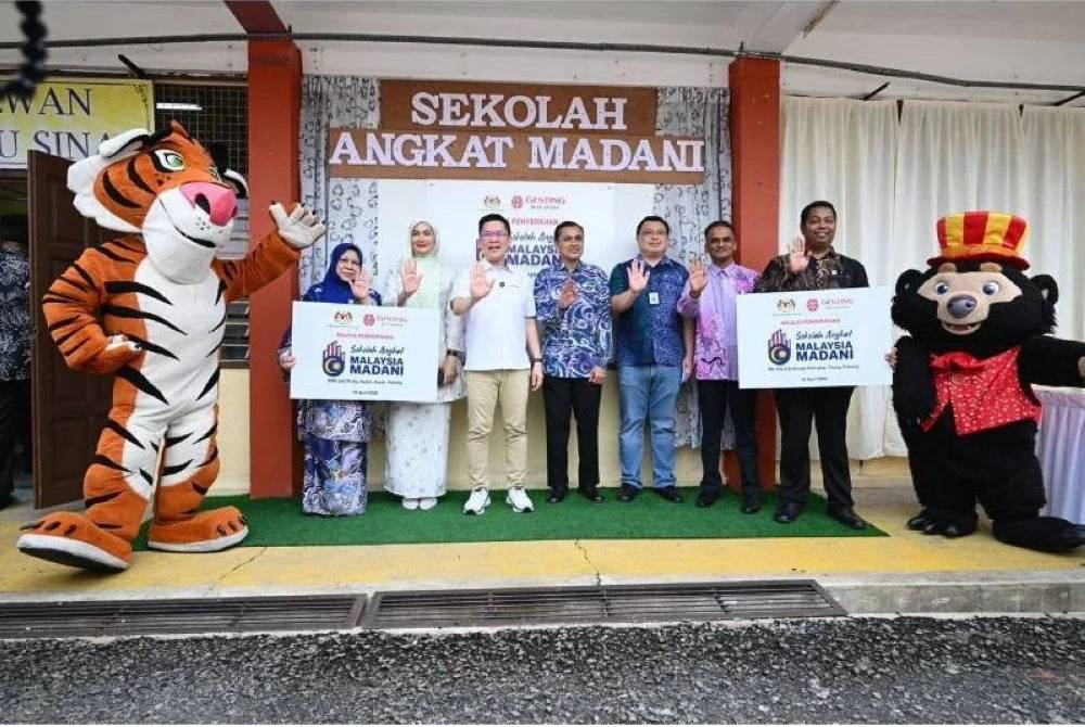 Kah Woh (tiga kiri) ketika hadir pada majlis penyerahan inisiatif Sekolah Angkat MADANI (SAM) pada Khamis.