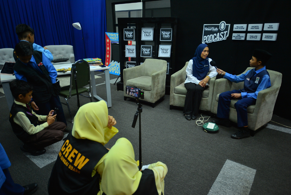 Peserta menggunakan studio untuk menghasilkan tugasan video.