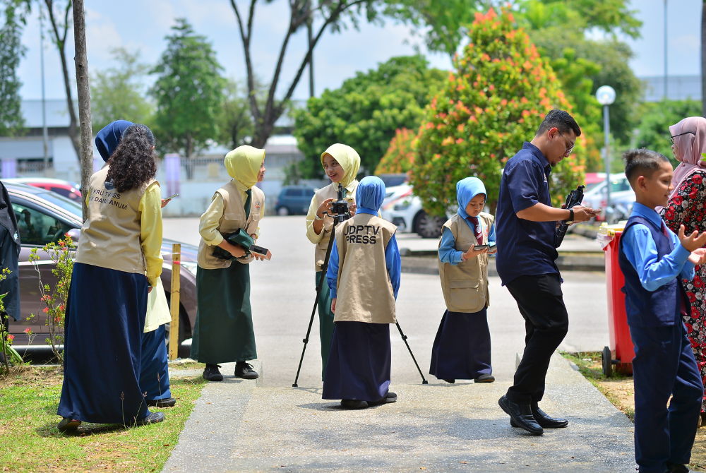Peserta bekerjasama menghasilkan tugasan video.