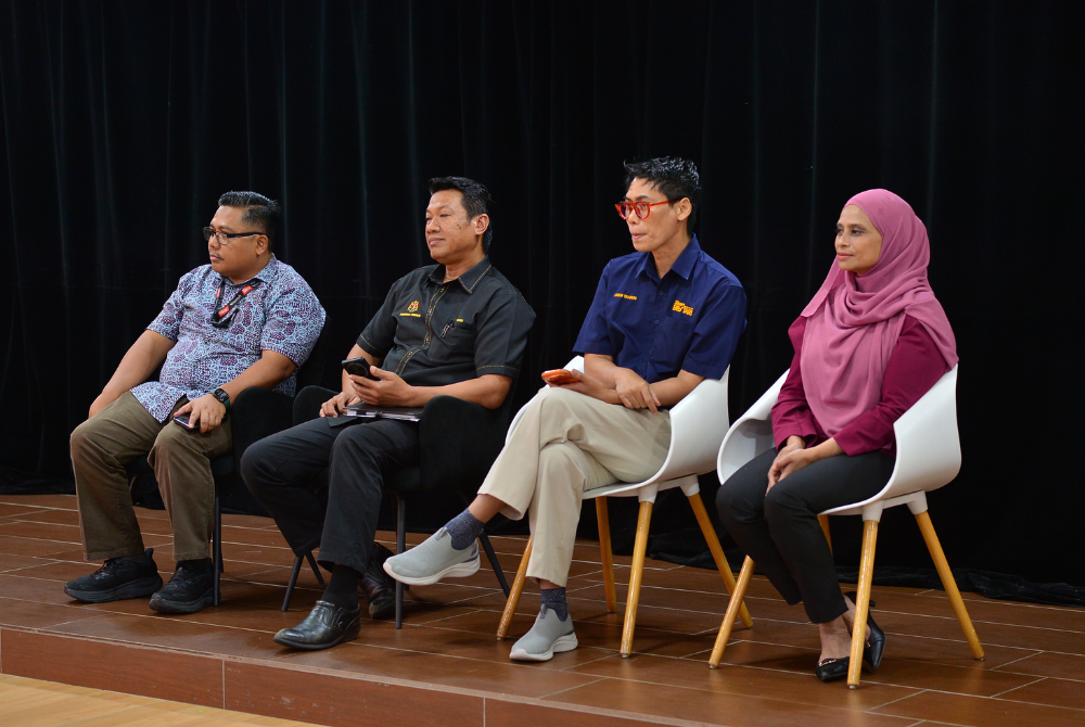 Meen (dua dari kanan) bersama Ketua Pengarang Sinar Harian, Zamri Rambli (kiri) dan Yusri (dua dari kiri).