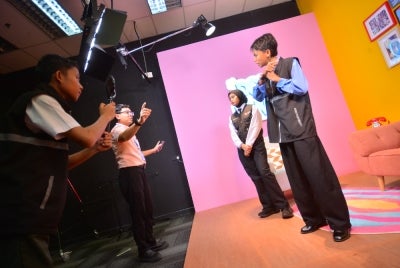 Peserta menggunakan studio untuk menghasilkan tugasan video.