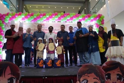 Yuneswaran (belakang, lima dari kiri) ketika merasmikan Program Generasi Cilik Perpaduan: Menu Sihat Perpaduan pada Sabtu. 