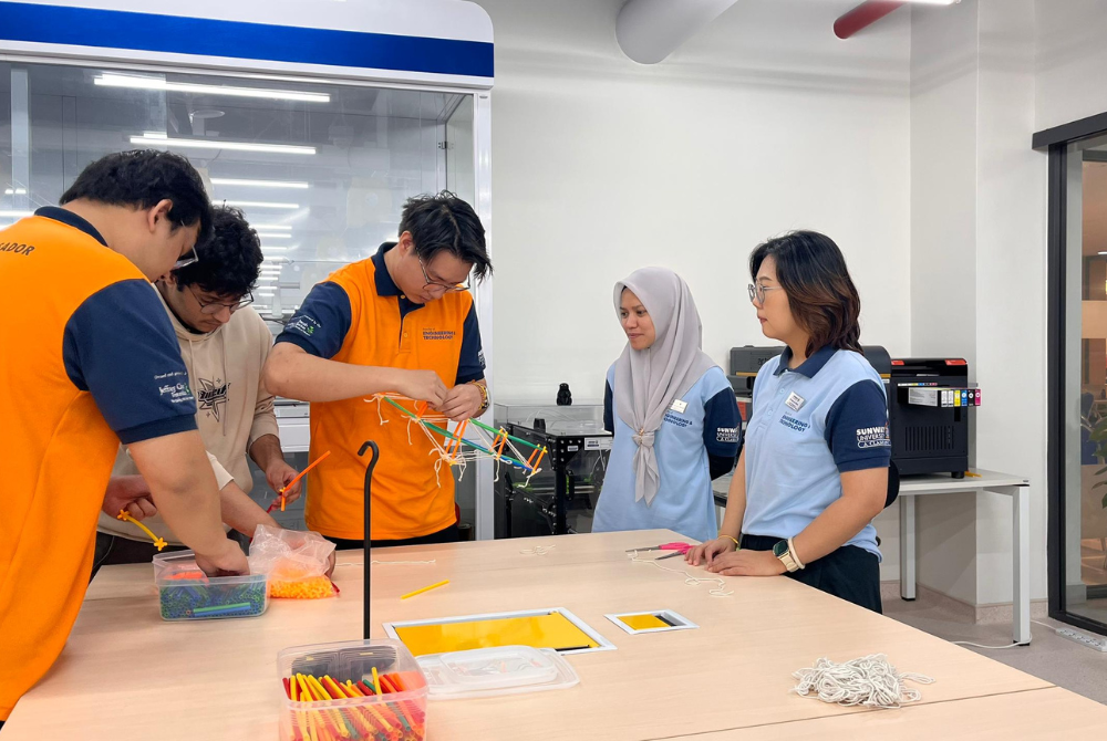 Pensyarah memberi bantuan dan tunjuk ajar kepada pelajar untuk menggunakan fasiliti yang disediakan.