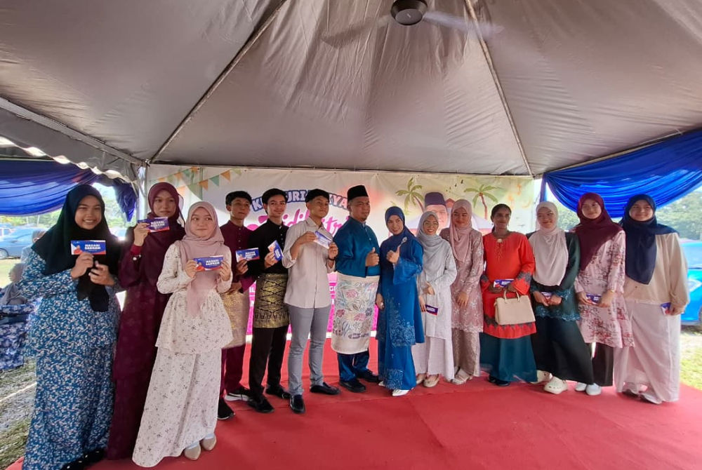 Setiap daripada mereka yang meraih antara 5A hinggga 10A masing-masing menerima sumbangan wang tunai RM200 hingga RM400 di bawah inisiatif program pelajar cemerlang yang digerakkan Skuad Prihatin.