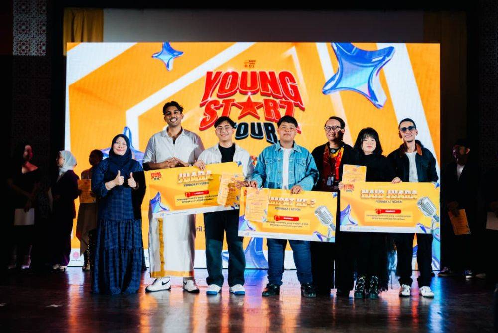 Para pemenang bersama pengetua SMK Putrajaya Presint 18 (1), Mazira Mohd Zain (kiri), Kidd Santhe (dua dari kiri), wakil KPM, Wan Mohd Mahfodz Wan Hasandan (tiga dari kanan) dan Naqiu (kanan).