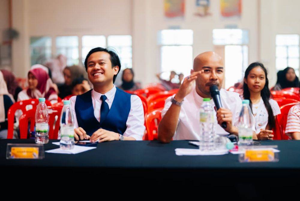 Para peserta diadili oleh Azzam Sham (kiri) dan Afif Tirmizie (kanan). 