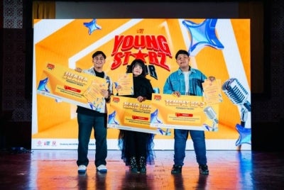 Juara YST 2026,Haieqal Daienish (kiri) bersama naib juara, Haifa Sufiya (tengah) dan tempat ketiga, Muhammad Syafi Rayyan (kanan). 
