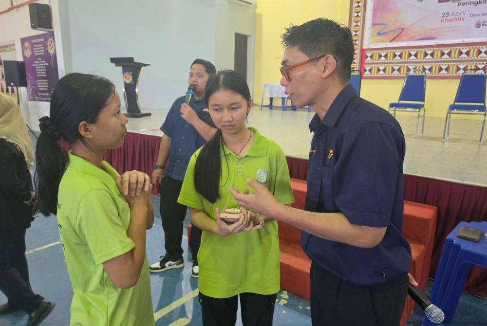 Pengetua Akademi Pendidikan Sinar Bestari, Meen Tahrin bersama pelajar yang hadir dalam Jelajah Literasi Digital TV PSS Borneo 2026. 