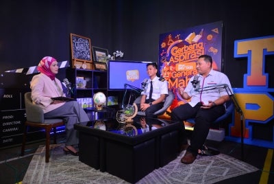 Erman Hakimin (kanan) bersama pelajar PMSN, Nik Muhammad Daniel Shah Nik Abdul Halim dan hos, Jeed Zulkifli (kiri) dalam rakaman podcast Bual Bestari yang akan ditayangkan melalui kesemua platform Sinar Bestari pada Mei nanti.