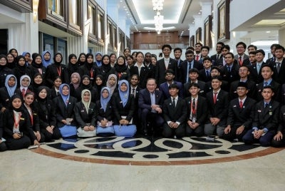 Perdana Menteri bersama pelajar Kolej Tingkatan Enam Petaling Jaya dan Kolej Shah Alam ketika hadir pada Mesyuarat Pertama, Penggal Kelima Parlimen ke-15 Dewan Rakyat di Parlimen baru-baru ini. Foto: Bernama 