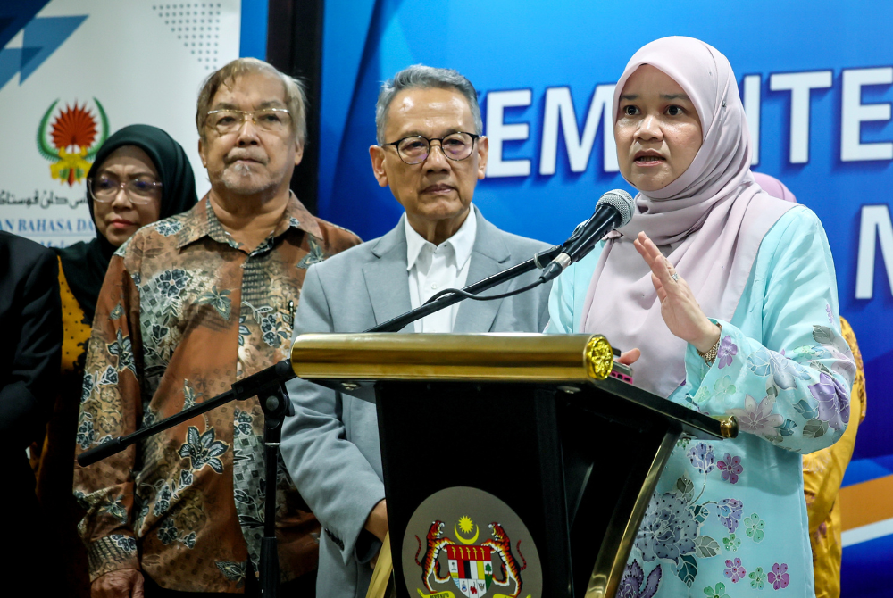 Fadhlina ketika mengumumkan Anugerah Sastera Negara. Foto: Bernama
