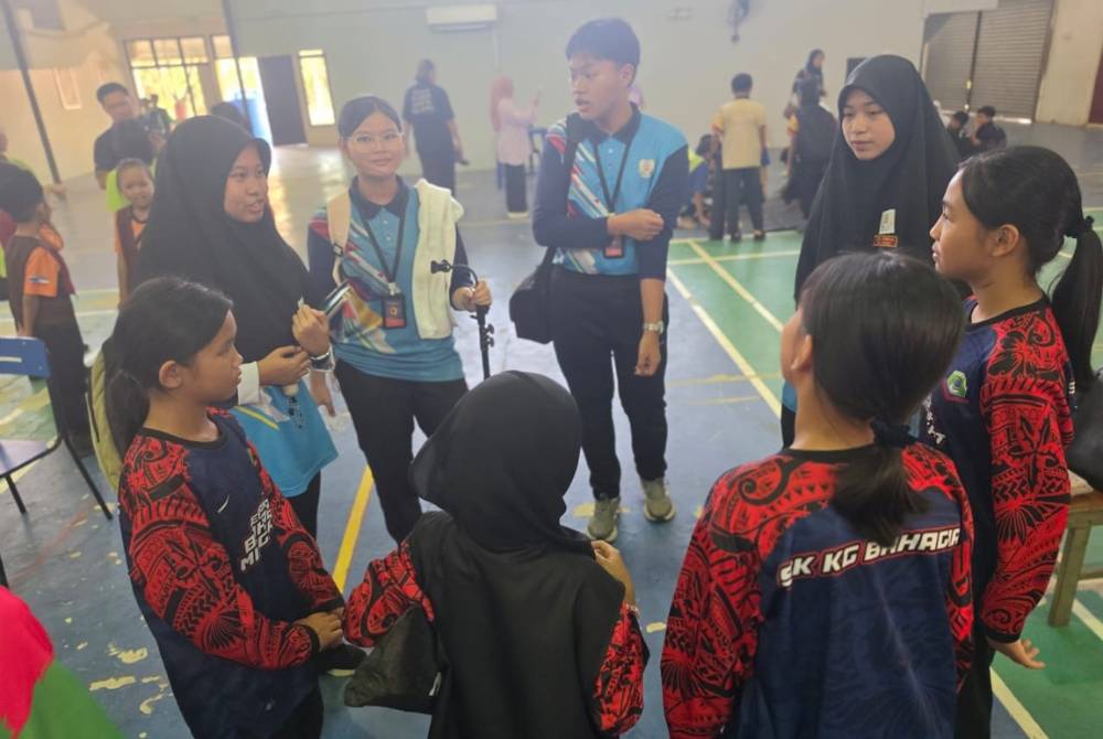 Edescca (kanan, tengah, baju merah) bersama rakan kumpulannya ketika menyertai aktiviti dalam Jelajah Literasi Digital TV PSS Borneo baru-baru ini.