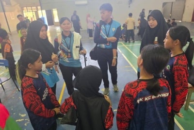 Edescca (kanan, tengah, baju merah) bersama rakan kumpulannya ketika menyertai aktiviti dalam Jelajah Literasi Digital TV PSS Borneo baru-baru ini. 