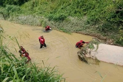Pencarian dijalankan PPDA di sekitar sungai berdekatan Taman Alam Jaya, Kuala Selangor pada Khamis. 