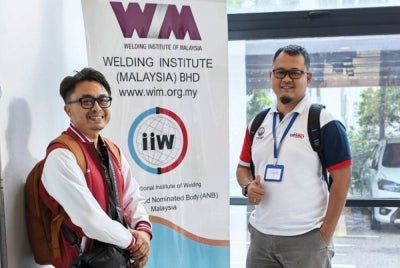Ahmad Ariffuddin (kiri) bersama Mohd Shukri di Welding Institute Malaysia (WIM), Shah Alam, Selangor. 