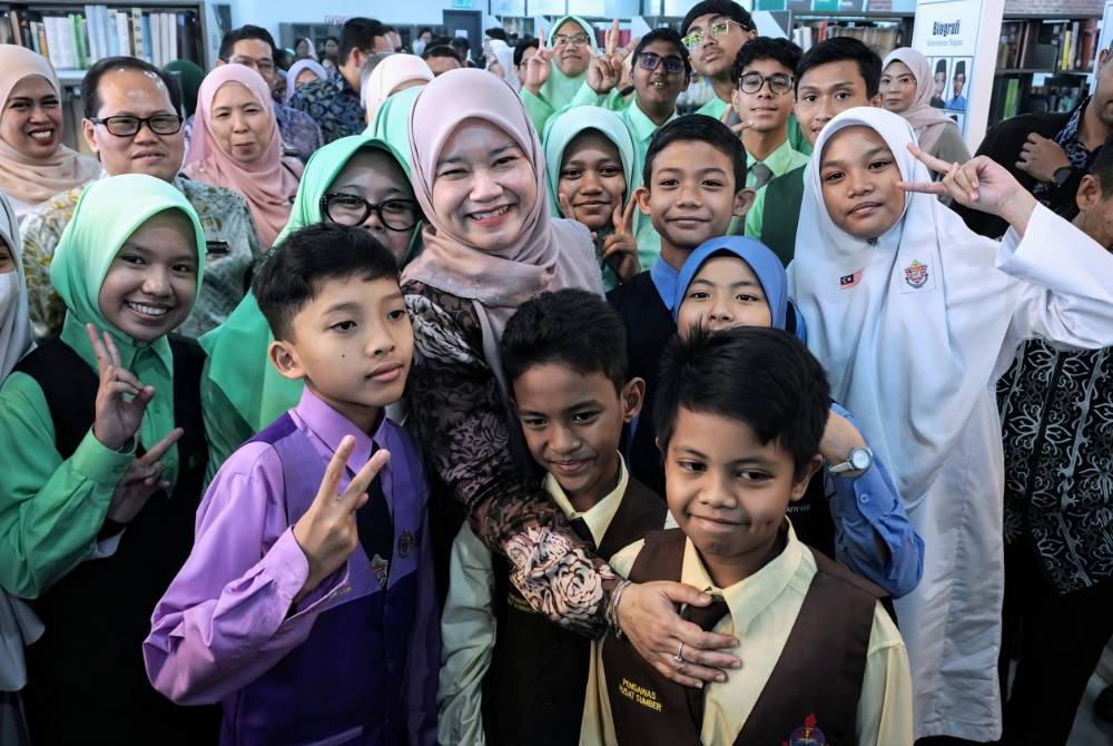 Fadhlina (tengah) menyantuni murid-murid yang hadir ke Perpustakaan Kuala Lumpur sempena Hari Buku Sedunia 2026 pada minggu lalu.