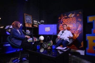 Ab Aziz (kanan) bersama Jeed Zulkifli ketika audio siar Bual Bestari bertajuk 'SPM Susah Atau Kita yang Salah Faham'. 