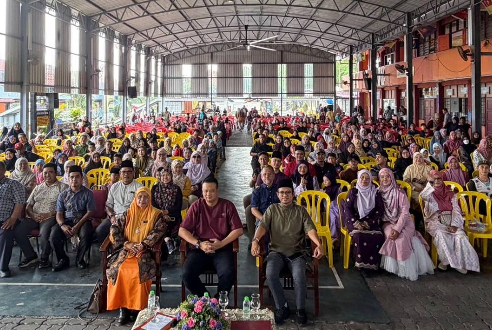 Syamsul Debat (tengah) bersama ibu bapa dan penganjur dalam program motivasi keibubapaan Sabtu lalu. 